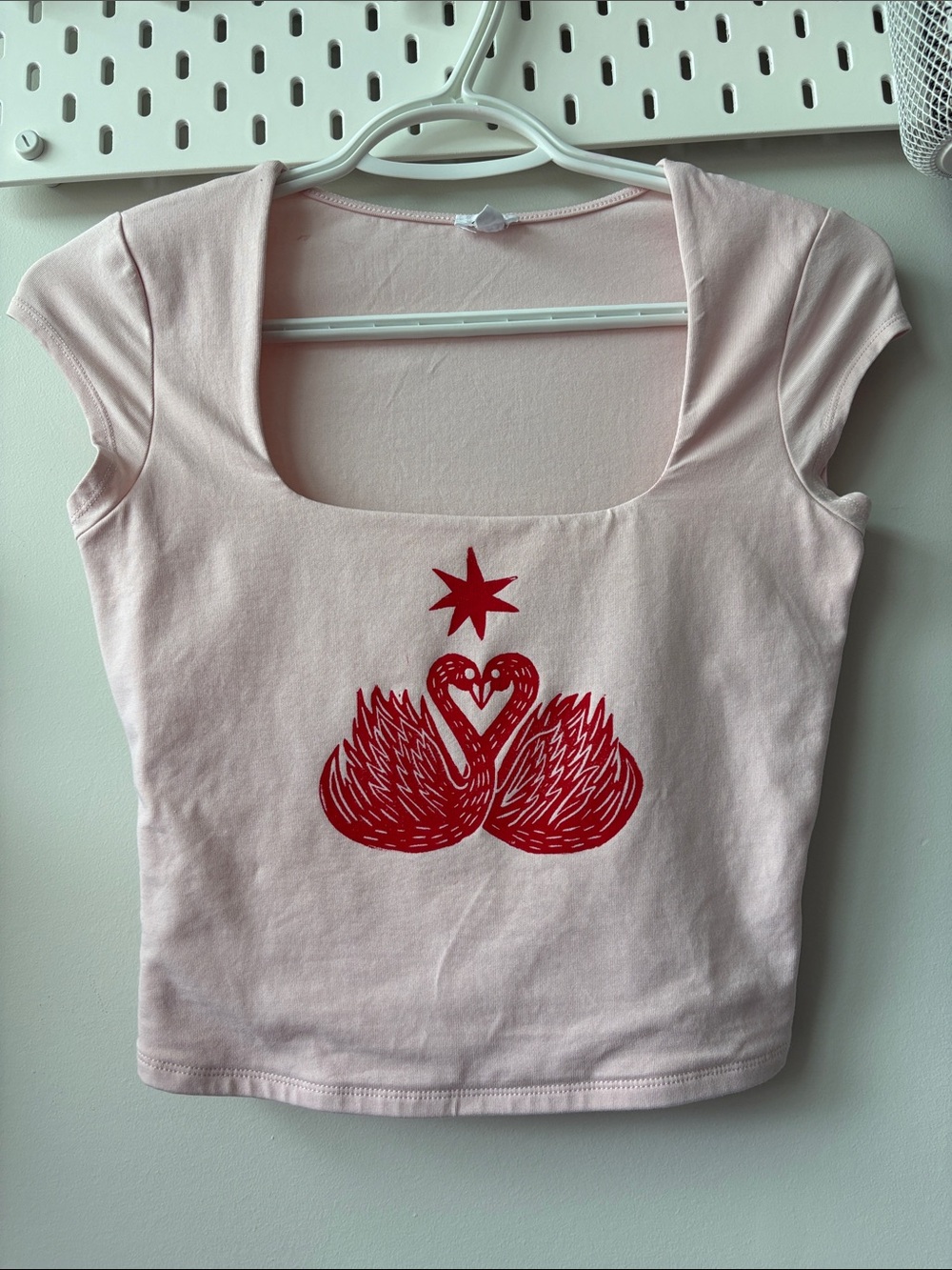 Women's Pink Scoop Neck Graphic Crop Top with Red Swan Print